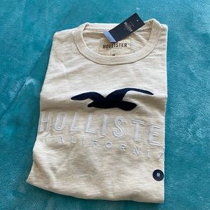 Hollister Men’s Cream T-shirt